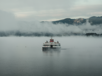 Comment choisir le meilleur créneau pour traverser le lac en ferry quand le brouillard réduit la visibilité