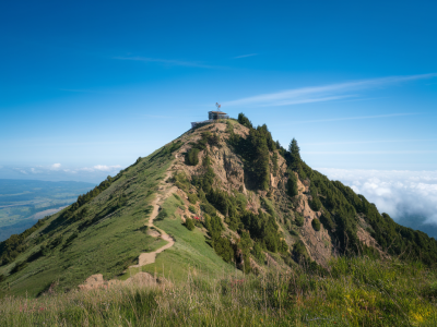 Comment savoir si un épisode de foehn va perturber votre randonnée autour du monte san salvatore